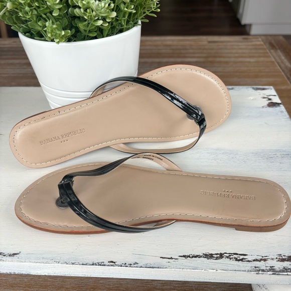 Banana Republic Black Patent Flat Thong Sandals - Picture 3 of 10